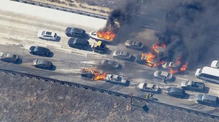 Incendio en California deja 20 autos destruidos