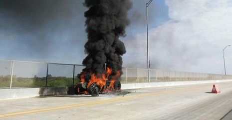 Tractor se incendia en puente internacional Reynosa-Pharr