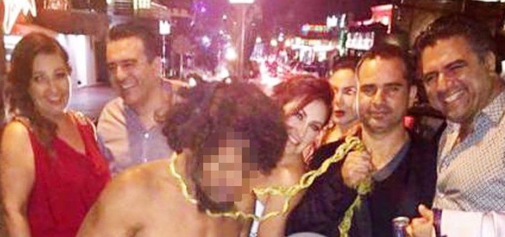 Renuncian dos por imagen de indigente