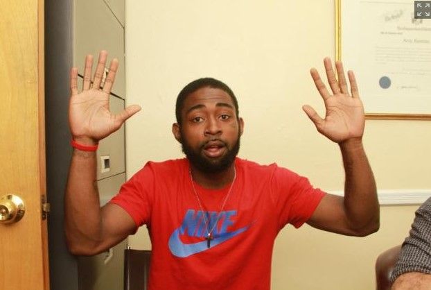 Video: policía golpea a joven en EE.UU.