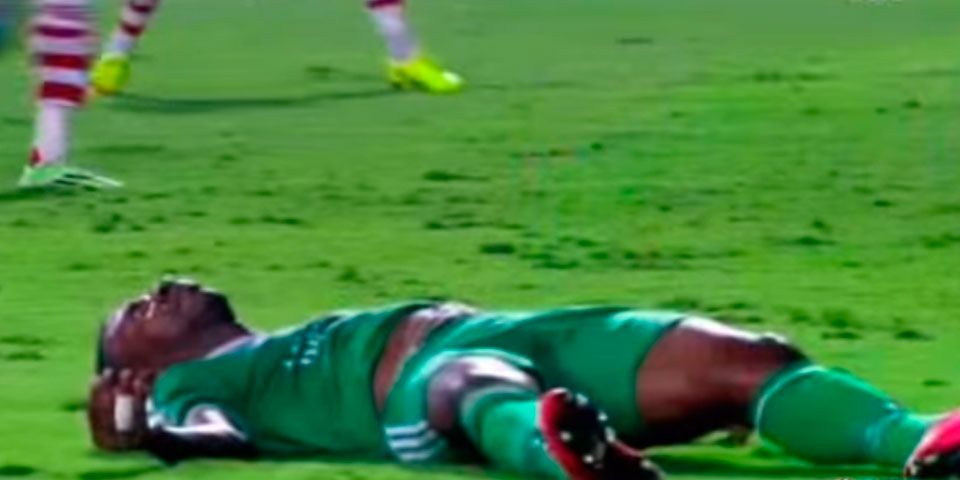Video: futbolista cae de cabeza tras choque con portero Video: futbolista cae de cabeza tras choque con portero