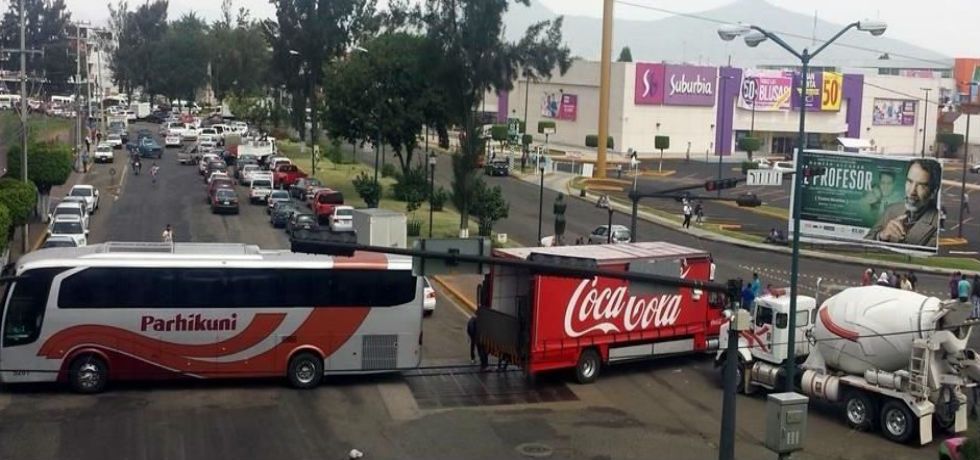 Normalistas de Michoacán demandan entrega de becas