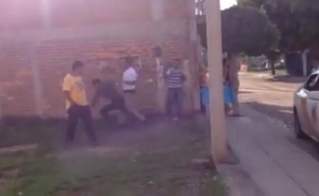 Video: policías golpean a jóvenes por grabar detención