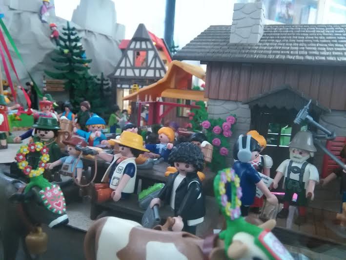 Gastan más de 10 mil pesos en completar una escena de Playmobil