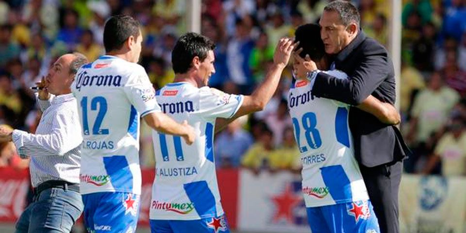 Puebla arrolla al América en inicio del Apertura 2015