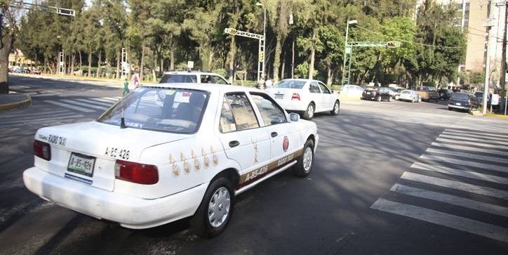 Nueve personas controlan más de 24 mil taxis en el D.F.