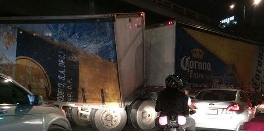 Vuelca tráiler de cerveza en Río San Joaquín