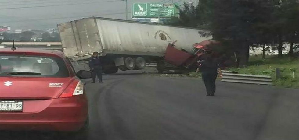 Choque de tráiler complica el tránsito en la México-Querétaro Choque de tráiler complica el tránsito en la México-Querétaro