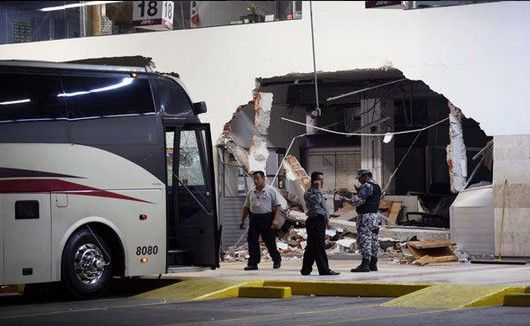 Autobús de ADO choca contra muro en Veracruz