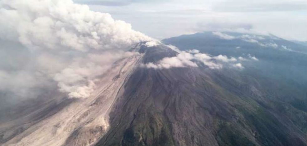 Volcán de Colima emite fumarola de un kilómetro