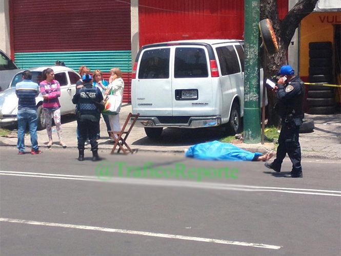 Impiden  paso a ambulancia y muere una mujer