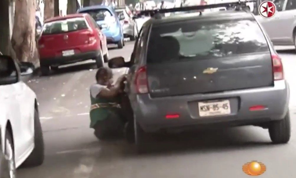 Conductor arrastra a empleado de parquímetro por calles de la Roma