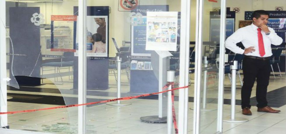 Detonan explosivos en sucursal de Banamex y dejan mensaje
