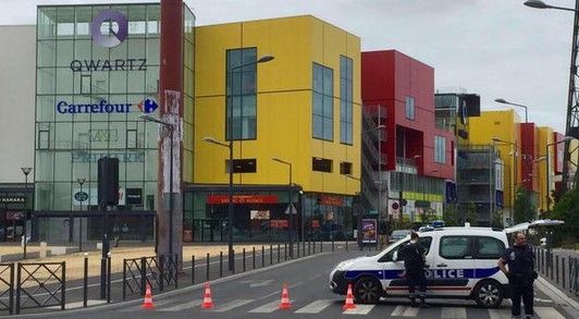 Toman 18 rehenes en centro comercial al norte de París