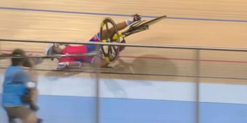 Ciclista cubana se entierra una gran astilla en su brazo derecho Ciclista cubana se entierra una gran astilla en su brazo derecho