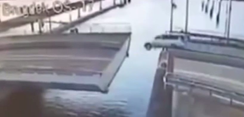Video: auto cae de un puente al intentarlo saltar