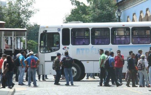 Continúan doce bloqueos en carreteras de Oaxaca