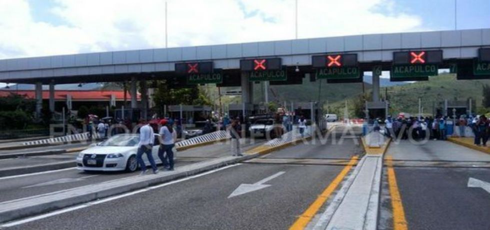 Normalistas toman caseta de Palo Blanco