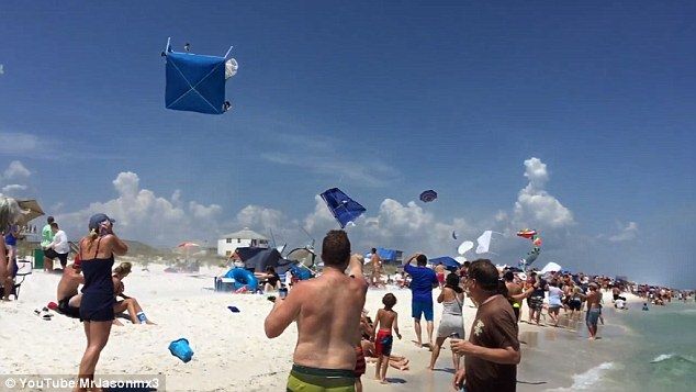 Video: avi&oacute;n sorprende a ba&ntilde;istas en playa