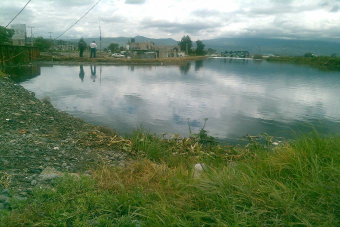 Aparece cuerpo en canal de Chalco