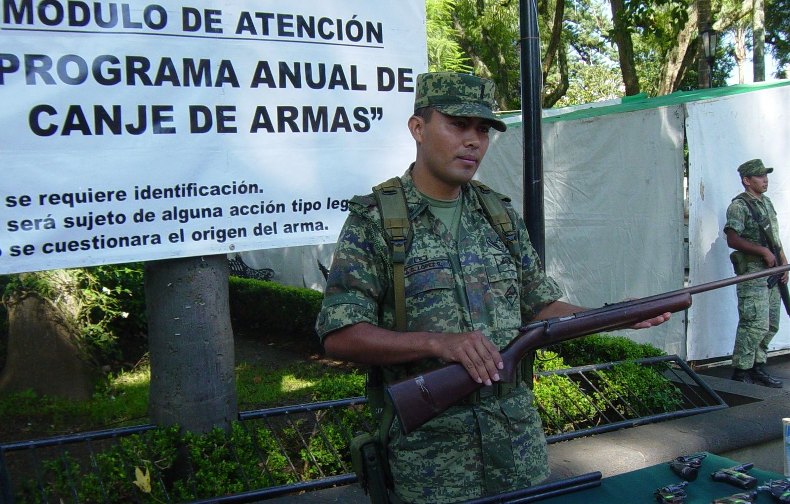 Comunidades de NL canjearán armas de fuego por vales de despensa