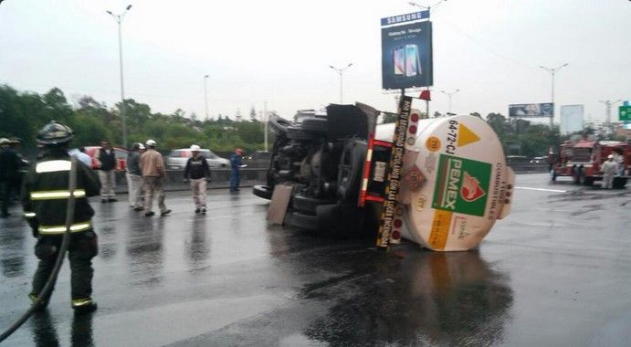 Vuelca pipa de Pemex frente a Plaza Satélite