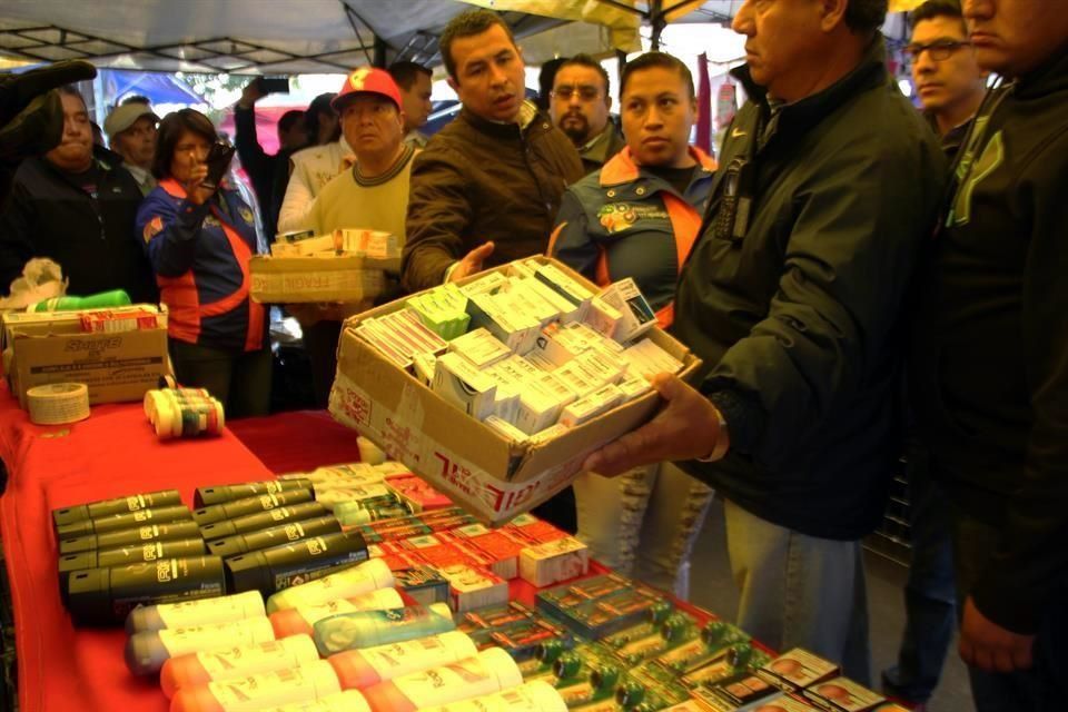 Decomisan 300 kilos de medicamentos caducos en Iztapalapa