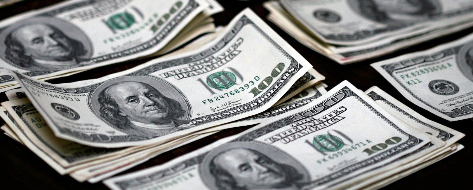 Dólar abre hasta en 16.33 pesos