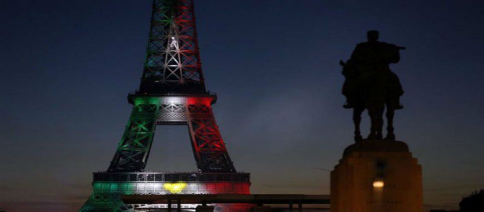 Torre Eiffel luce colores de bandera mexicana