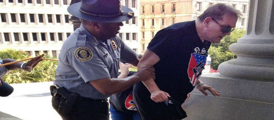 Polic&iacute;a negro ayuda simpatizante del Ku Klux Klan