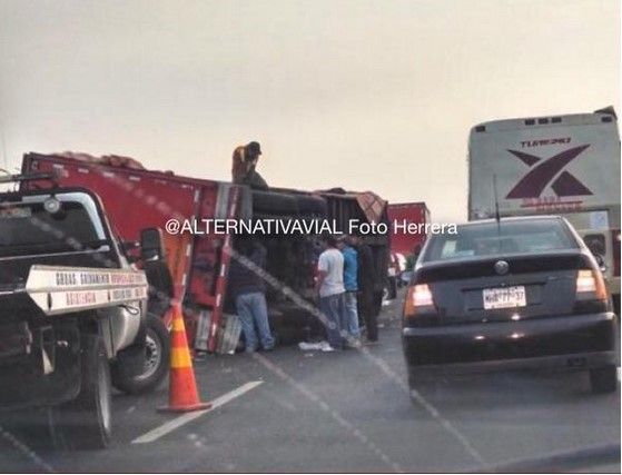 Vuelca tráiler en Circuito Exterior Mexiquense