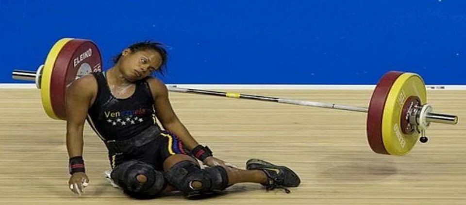 Video: levantadora de pesas se desmaya durante competencia Video: levantadora de pesas se desmaya durante competencia