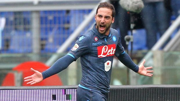 Gonzalo Higuaín se pelea afuera de un antro en Ibiza Gonzalo Higuaín se pelea afuera de un antro en Ibiza