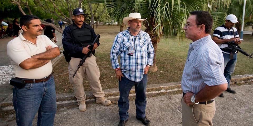 Hipólito Mora acusó a Alfredo Castillo de aliarse con Templarios