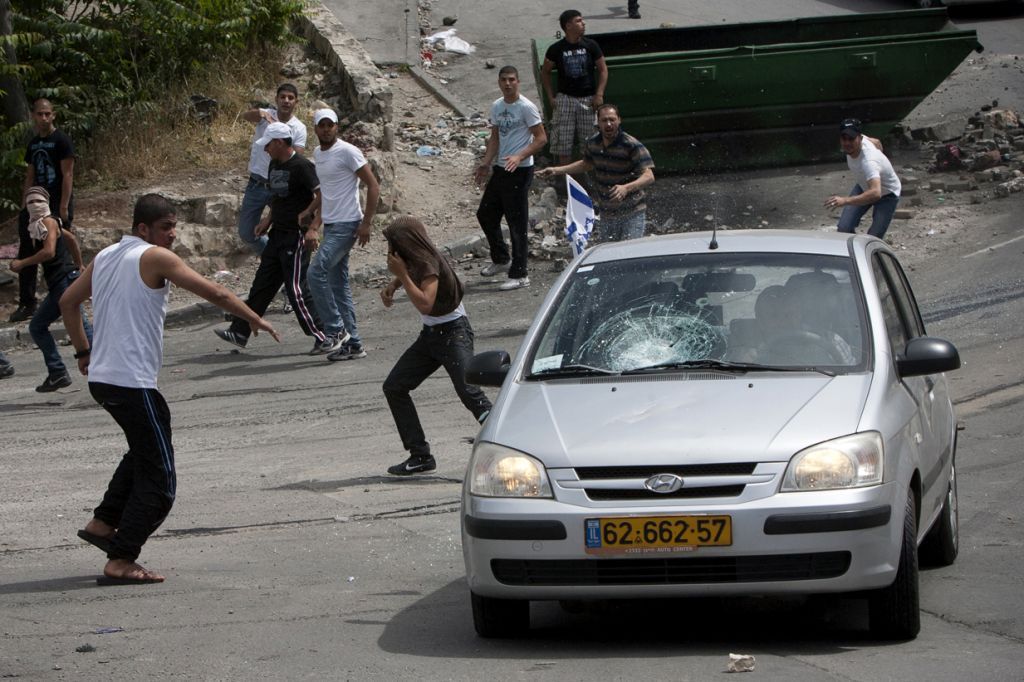 Hasta 20 años de cárcel por lanzar piedras a autos en Israel