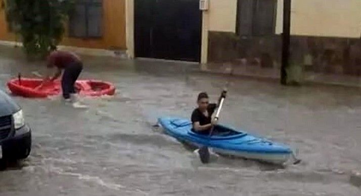 Usan kayak tras inundaciones en Hermosillo