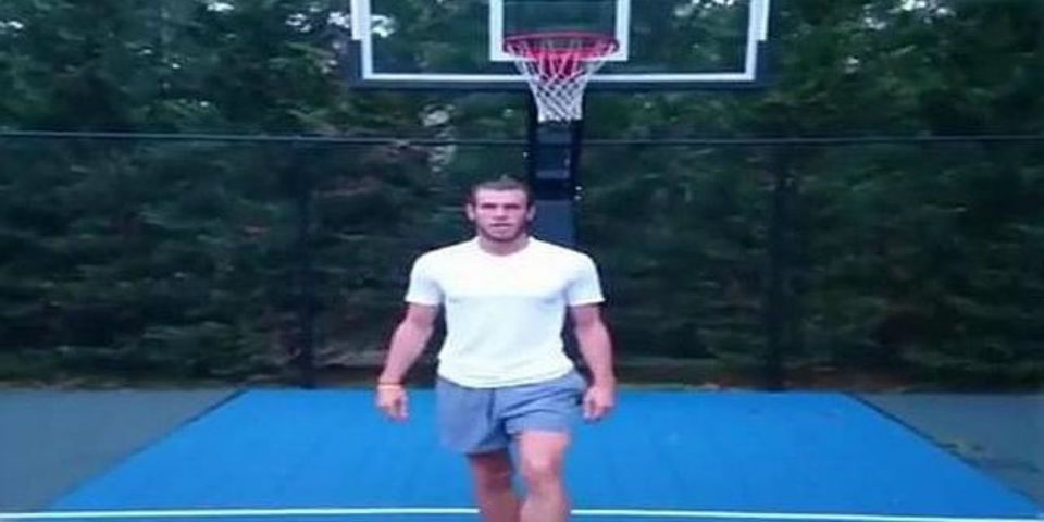 Gareth Bale también sabe jugar basquetbol