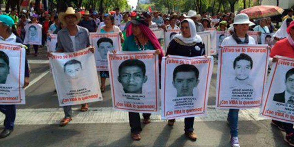 Marchan por normalistas a 10 meses de su desaparición Marchan por normalistas a 10 meses de su desaparición