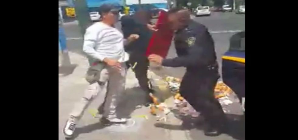 Indigna actuación de policías contra vendedor ambulante