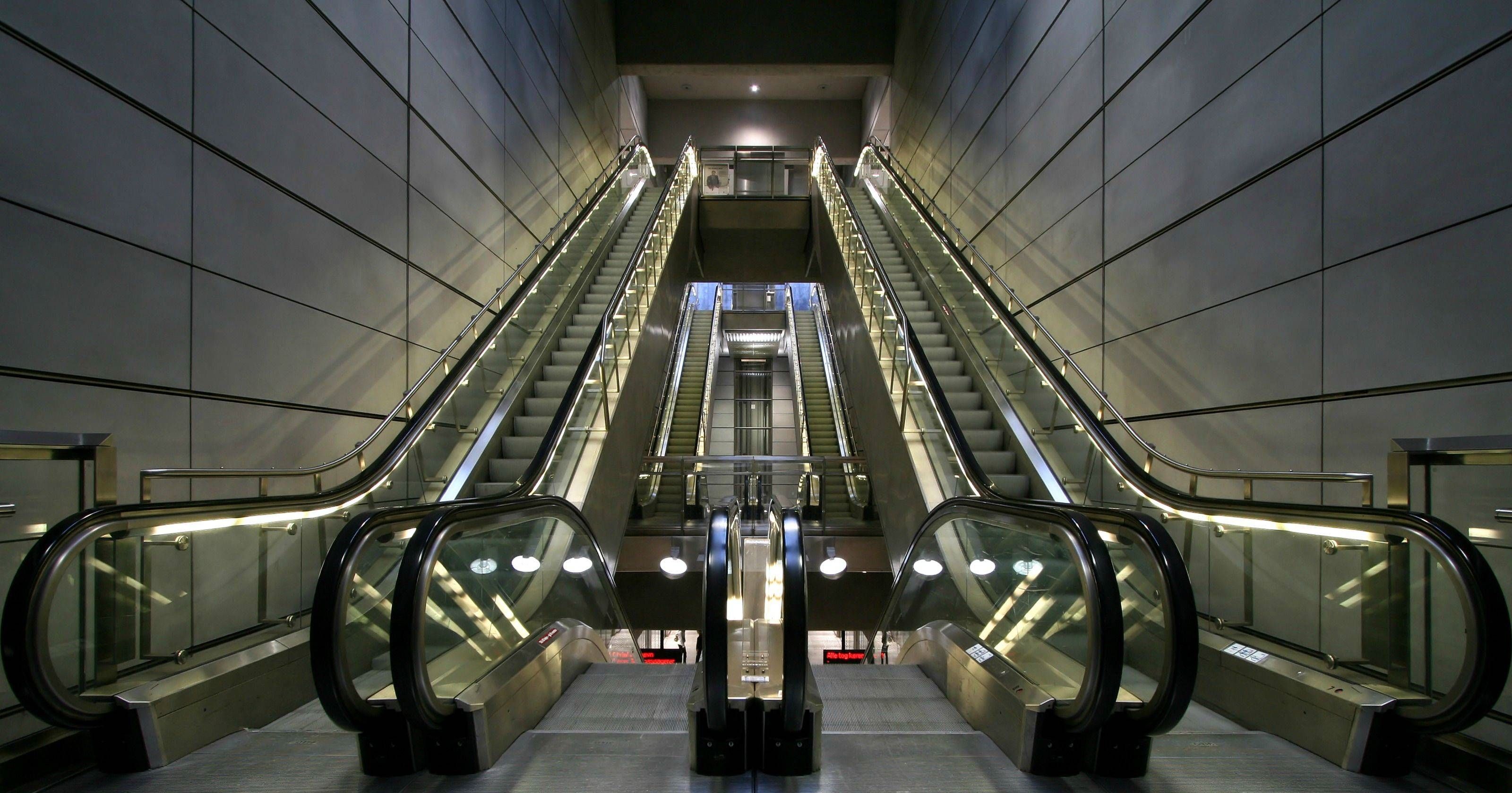Video: mujer muere al ser “tragada” por una escalera mecánica en China