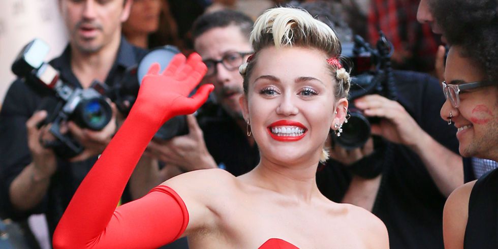 Padres rechazan a Miley Cyrus como conductora de los premios MTV