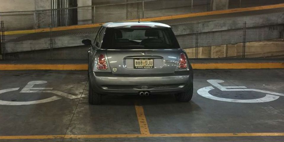 Obstruye lugares para personas con discapacidad