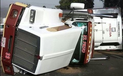Vuelca tráiler en carretera Texcoco-Lechería