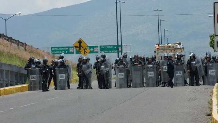 Normalistas se enfrentan contra policías en Michoacán