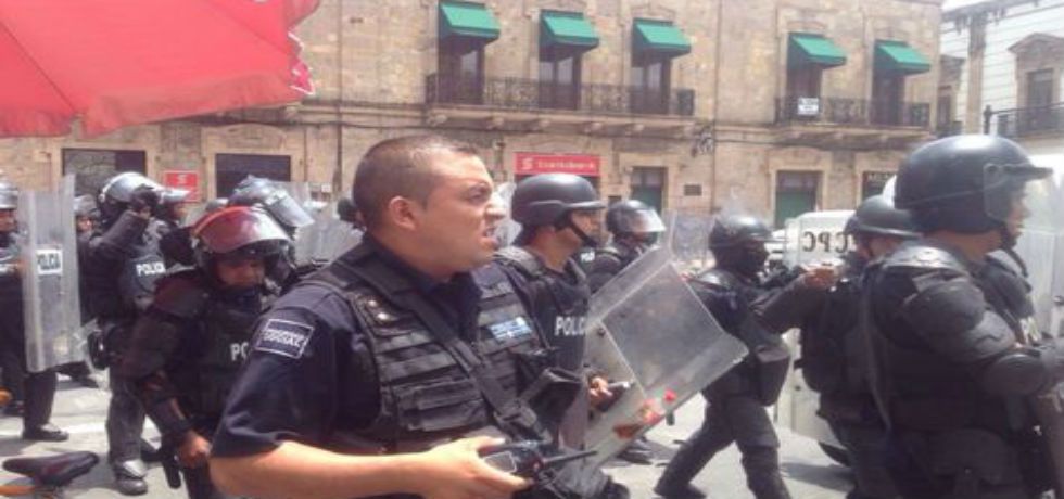 Normalistas se vuelven a enfrentar con policías en Morelia