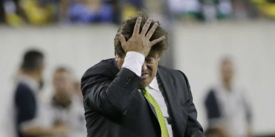 Amplían castigo a Miguel Herrera. Queda suspendido por cinco juegos - piojo-se-golpea
