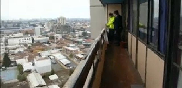 Video: joven sobrevive caída de 17 pisos