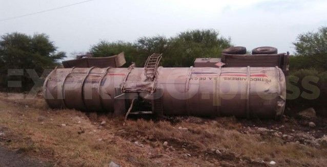 Vuelca pipa en carretera Zaragoza-Victoria