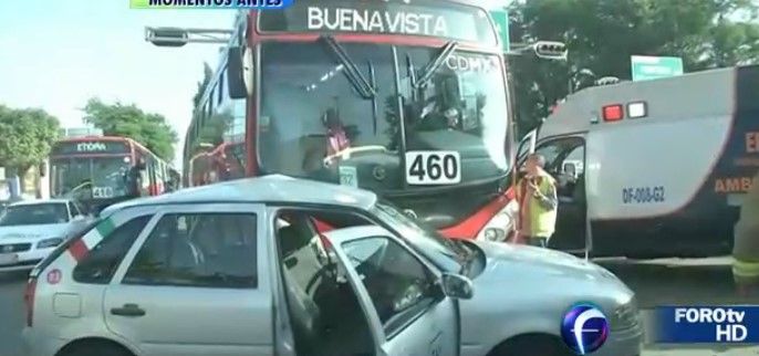 Choque de taxi con Metrobús deja cuatro heridos