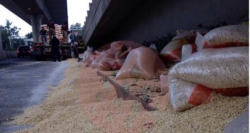 Tráiler vuelca cargamento en Viaducto-Tlalpan